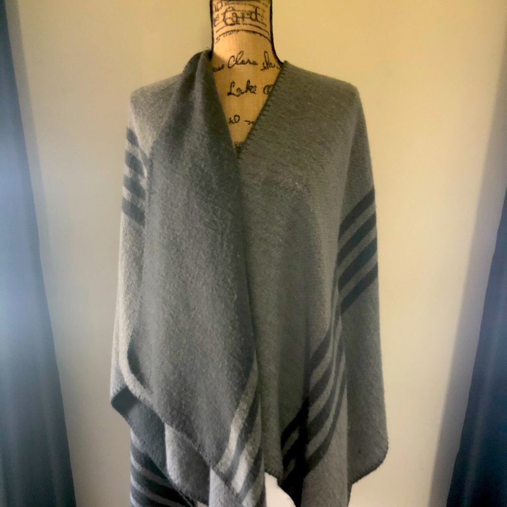 Two tone grey wrap. One size. BB Dakota